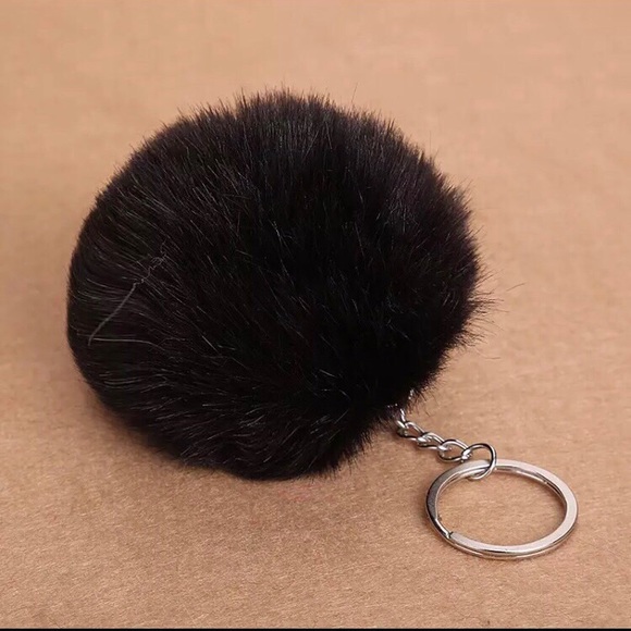 Fluffy Pom Pom keychains - Picture 3 of 5